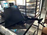 un ordinateur portable posé sur une table en verre