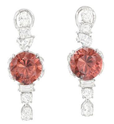 une photo d'une paire de boucles d'oreilles en diamant rouges et blanches