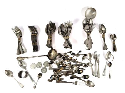 beaucoup de cuillères et de couverts en argent sur la table