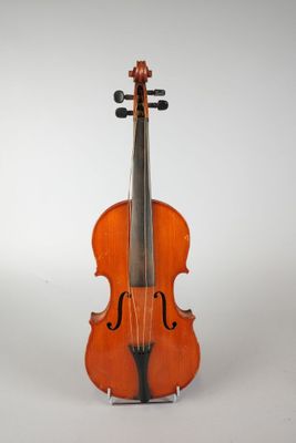 un vieux violon posé sur un chevalet, sur fond blanc