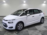 La Citroën blanche est garée dans une grande pièce