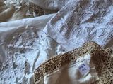 beaucoup de dentelle blanche sur un lit aux draps blancs