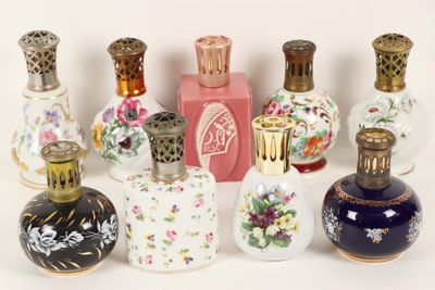 beaucoup de petits vases posés sur une table