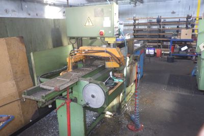 une machine qui travaille sur une pièce de bois