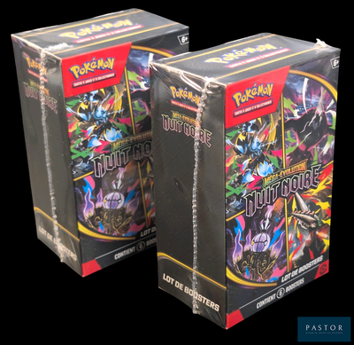 On voit deux boîtes de cartes à collectionner Pokémon sur un fond noir.
