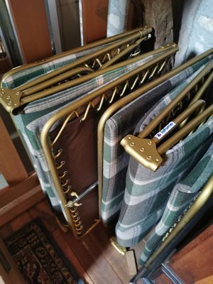 une pile de bagages posée sur un parquet