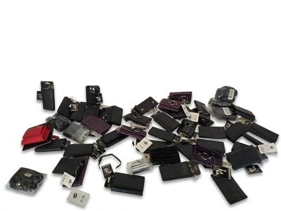 un tas d'appareils électroniques posés sur une surface blanche