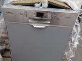 un lave-vaisselle posé sur une palette dans un entrepôt