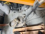 vue aérienne d'un homme travaillant sur une machine dans un garage