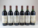 six bouteilles de vin sont alignées sur une table