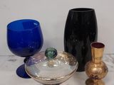 de nombreux objets en verre de différentes couleurs posés sur une table