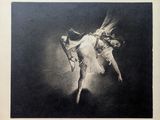 une vieille photo en noir et blanc représentant deux danseurs en plein saut