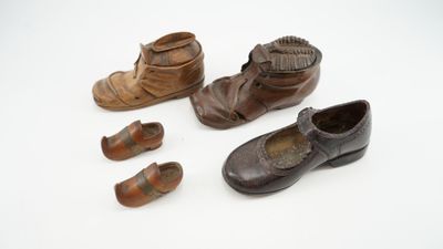 trois paires de chaussures et une paire de chaussures posées sur une surface blanche