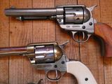 deux revolvers posés sur une table en bois