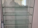 vitrine avec des étagères en verre, en vente dans un magasin
