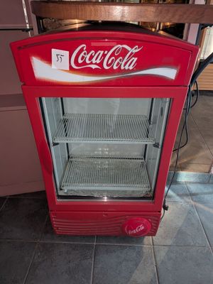 une glacière Coca-Cola posée par terre dans la cuisine
