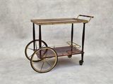 un chariot de bar à l'ancienne muni de deux roues, sur fond blanc