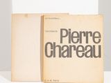 deux livres posés l'un à côté de l'autre sur une table blanche