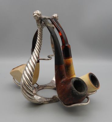 une image représentant un porte-pipes sur lequel sont posés deux pipes