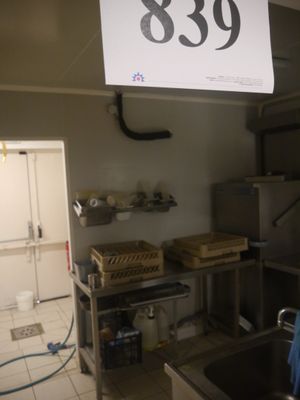 une photo d'une cuisine avec un panneau « N° » suspendu au plafond