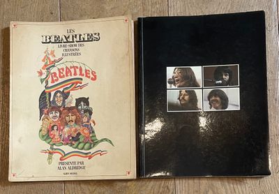 deux livres posés sur un plancher en bois, sur lesquels figurent des photos de personnes