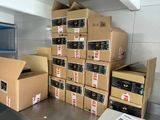 de nombreuses boîtes empilées dans une pièce