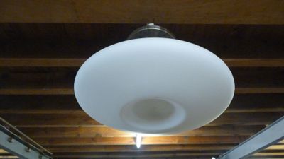 une lumière allumée au plafond d'un immeuble