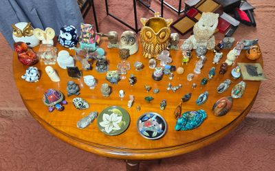 une table sur laquelle se trouvent de nombreux objets en verre