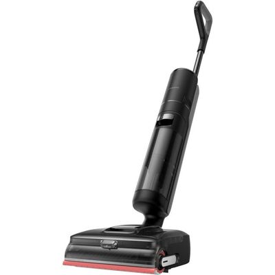 un aspirateur noir et rouge sur fond blanc