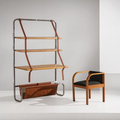 une image représentant une chaise et une étagère dans une pièce