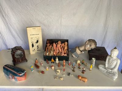 de nombreuses figurines posées sur une table à côté d'un livre