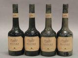 trois bouteilles de vin posées l'une à côté de l'autre sur une table
