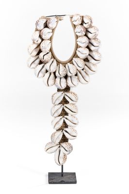 Ornementation pectorale en corde tressée et coquillages