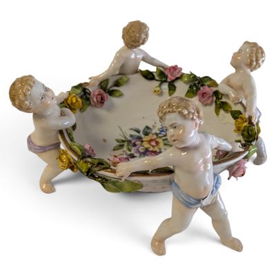 figurines en porcelaine représentant des chérubins tenant un bol orné de fleurs
