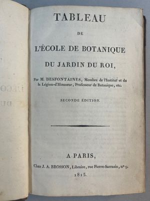 un livre ouvert sur une table, dont on peut lire le titre