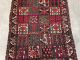 un vieux tapis persan posé à même le sol