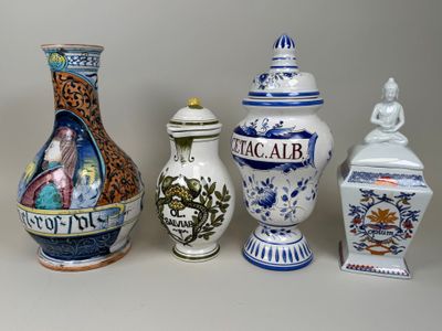 cinq vases différents posés les uns à côté des autres sur une table