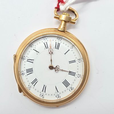 une montre de poche en or avec des chiffres romains