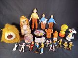 tout un tas de figurines qui sont posées sur une table