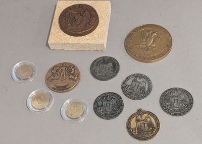 une petite boîte remplie de pièces posée sur une table