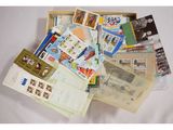 de nombreux types de timbres différents dans une boîte en bois