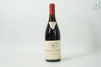 une bouteille de vin posée sur une table