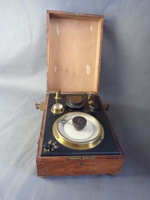 une boîte en bois contenant un tourne-disque