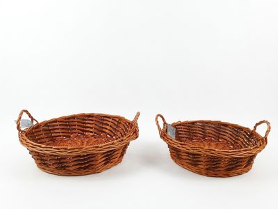 deux paniers en osier marron munis d'anses, sur fond blanc
