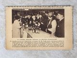 une vieille photo montrant un groupe d'hommes debout autour d'un bar