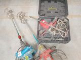 une boîte d'outils posée par terre à côté d'une paire de ciseaux