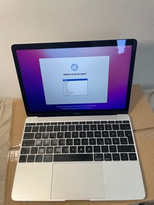 une image représentant un ordinateur portable posé sur une boîte en carton