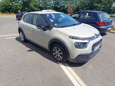 une voiture blanche garée sur un parking à côté d'une voiture bleue