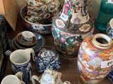 de nombreux vases et bols de toutes sortes posés par terre