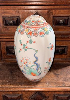 un grand vase posé sur une table en bois
